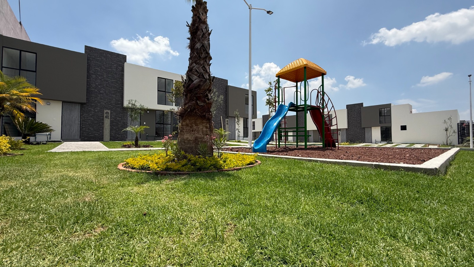 Área verde con juegos y casas nuevas