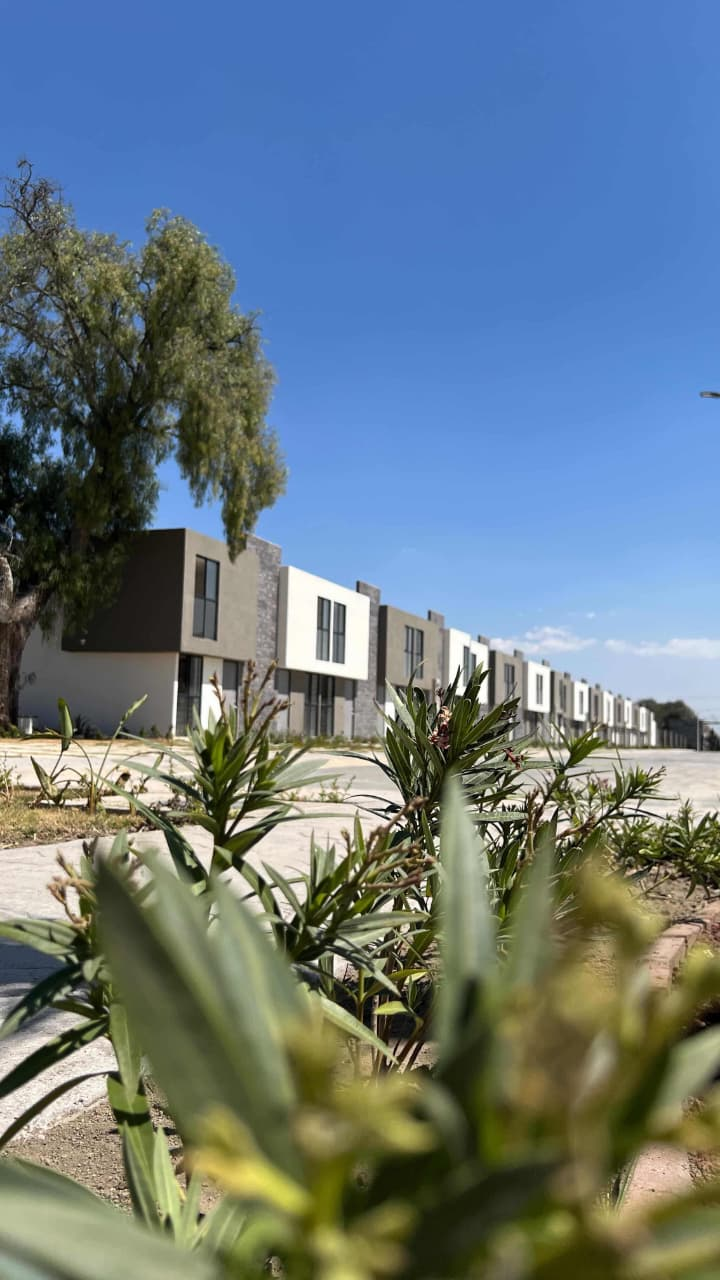 Vista exterior de casas nuevas en el fraccionamiento